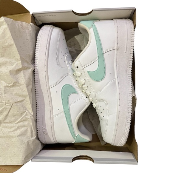 [Nike] Women’s Air Force 1 '07 - Picture 5 of 6